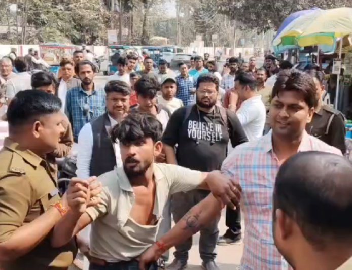 Ballia : पुलिस लाईन के निकट कुंवर सिंह चौराहे पर युवक के साथ जमकर जमकर हुई मारपीट।