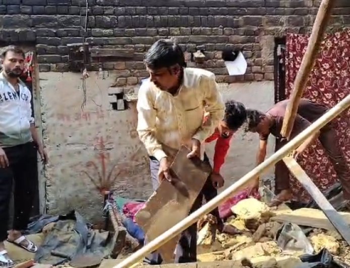 Sambhal : सम्भल में दर्दनाक हादसा- मकान की छत गिरने से आठ लोग दबे, दो की हालत नाजुक