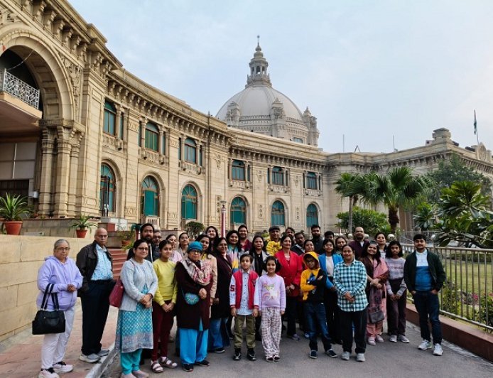 Lucknow: यूपी बजट सत्र खत्म, ‘लखनऊ दर्शन’ बस में फिर शामिल हुई विधानसभा की सैर। 