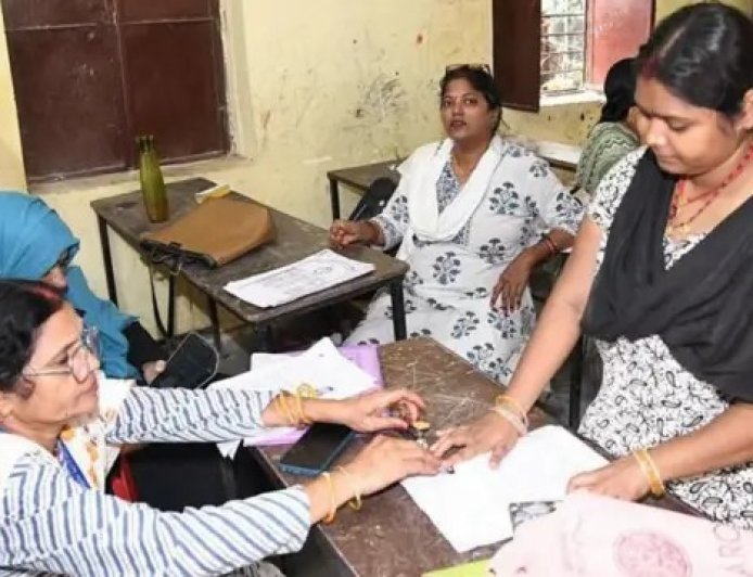 चुनाव आयोग के विशेष गहन पुनरीक्षण से 9 राज्यों-केंद्रशासित प्रदेशों में 1.70 करोड़ मतदाता कम, गुजरात में सबसे ज्यादा 68 लाख नाम हटे, कुल मतदाता संख्या 13.40% घटी