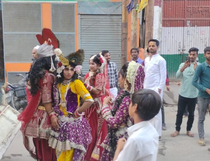 Hardoi : संडीला में नवयुवक कांवरिया समिति ने निकाली भव्य शिव बारात, आकर्षण का केंद्र रहीं मनमोहक झांकियां