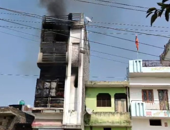 Sambhal : हल्लू सराय में तीन मंजिला मकान में भीषण आग, किराएदार का लाखों का सामान जलकर राख