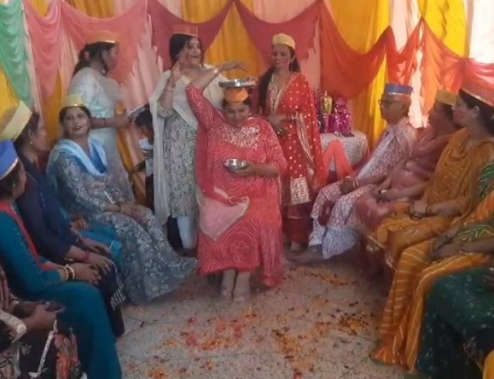 Sambhal: महिलाओं ने गीत-संगीत और पुष्प होली से रचाया रंगों का उत्सव।