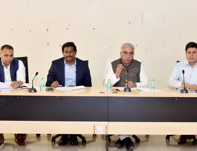 Lucknow : MSME योजनाओं की समीक्षा में तेजी के निर्देश, मंत्री राकेश सचान ने दिए निर्देश, विश्वकर्मा, सीएम युवा उद्यमी और ODOP योजनाओं की प्रगति पर विशेष जोर