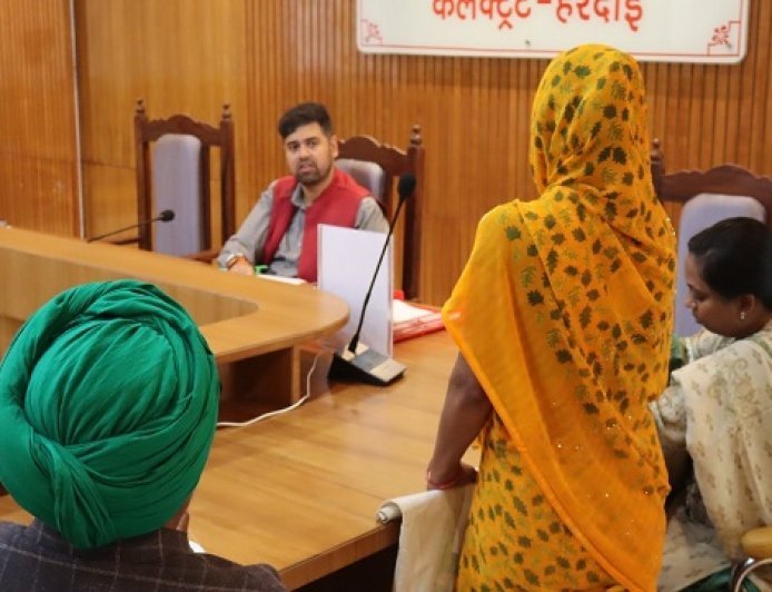 Hardoi: जिलाधिकारी अनुनय झा ने जन सुनवाई में सुनी जनता की व्यथा, 32 शिकायतों का मौके पर निस्तारण। 