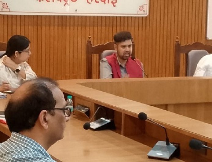 Hardoi: जिलाधिकारी अनुनय झा की अध्यक्षता में हुई जिला वृक्षारोपण, पर्यावरण एवं गंगा समिति की बैठक। 