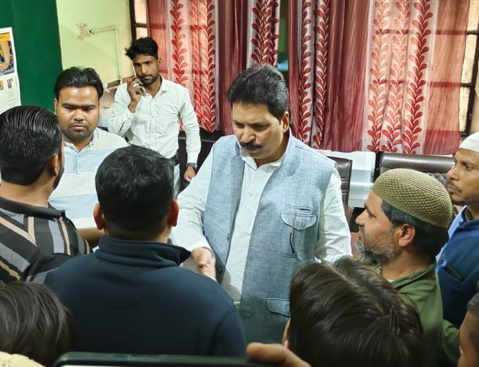 Sambhal : CHC में डिलीवरी के दौरान पैसे मांगने का आरोप, महिला की मौत पर हंगामा