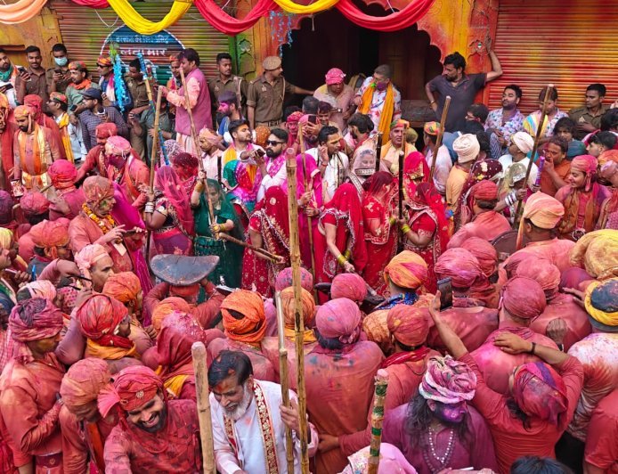 Mathura : रंगोत्सव 2026- नंदगांव के हुरियारों पर बरसाना में बरसीं प्रेम की लाठियां, परंपरा का उड़ा गुलाल
