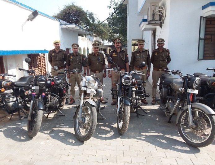 Hathras: मॉडिफाइड साइलेंसर के खिलाफ विशेष अभियान, 8 बाइक सीज।