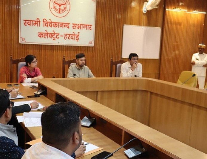 Hardoi: जिलाधिकारी अनुनय झा की सख्ती: ईट भट्ठों-होटलों पर छापेमारी के निर्देश, बाल श्रमिकों को मुक्त कराने का आदेश। 