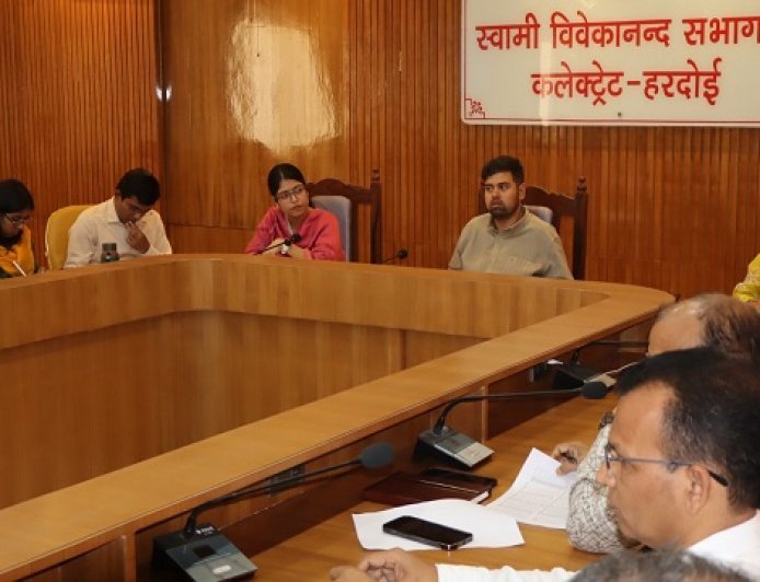 Hardoi: जिलाधिकारी की बैठक: सीएम डैशबोर्ड रैंकिंग में सुधार और सूचना फीडिंग पर जोर। 