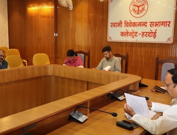 Hardoi: जिलाधिकारी ने ली स्वच्छ भारत मिशन ग्रामीण फेज-2 की प्रगति की विस्तृत समीक्षा। 