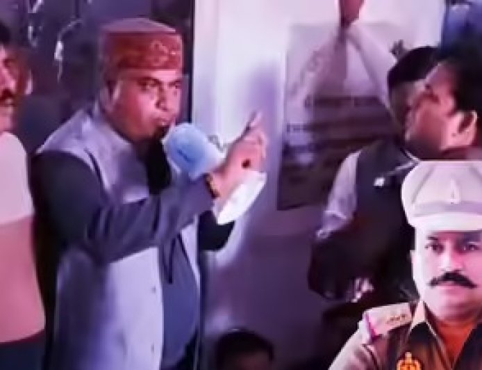 कासगंज थाने में इंस्पेक्टर ने भाजपा जिलाध्यक्ष को फोन पर दी गाली, नीरज शर्मा और विधायक हरिओम वर्मा सैकड़ों कार्यकर्ताओं के साथ धरने पर बैठे। 