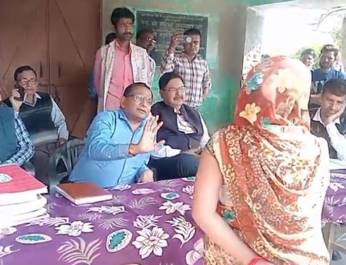 Hardoi: हरदोई के टेनी गांव में चकबंदी चौपाल का विरोध, किसानों ने लगाए नारे। 