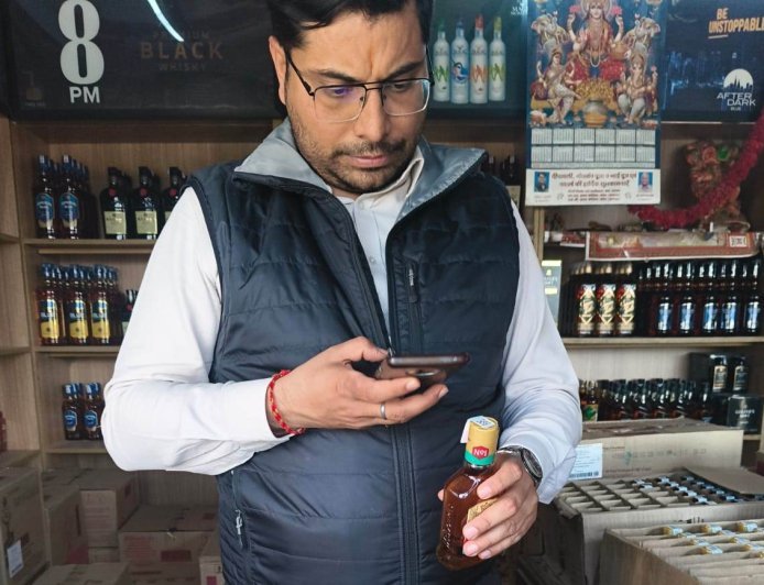 Hathras : होली से पहले हाथरस में आबकारी टीम का औचक निरीक्षण, स्टॉक का मिलान किया