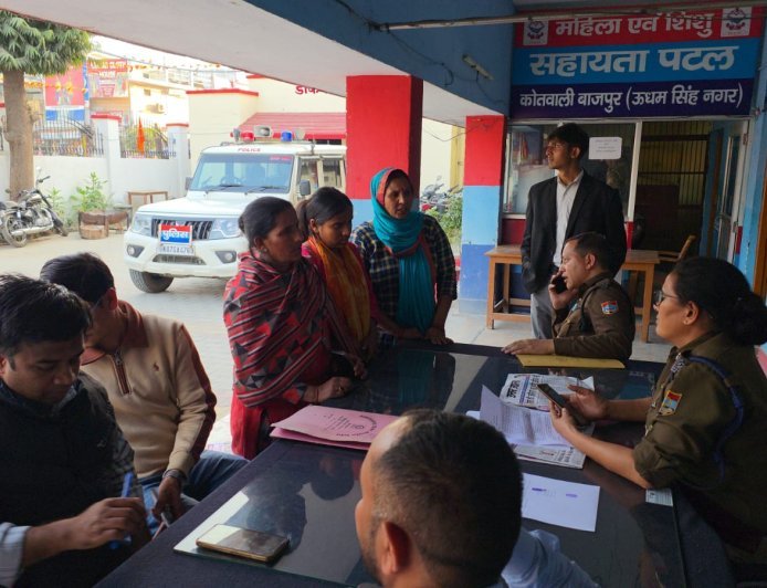 Bajpur : बाजपुर में गांव के चौराहे पर छात्रा के साथ छेड़छाड़, मां ने कोतवाली में दी तहरीर