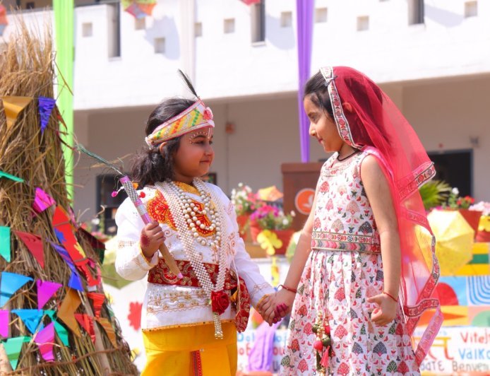 Lakhimpur- Kheri : सेठ एम. आर. जयपुरिया स्कूल लखीमपुर खीरी में रंगों और संस्कृति से भरा होली उत्सव