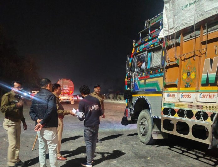 Sitapur : होली से पहले अवैध शराब पर कड़ी कार्रवाई, खैराबाद टोल प्लाजा पर संयुक्त जांच अभियान