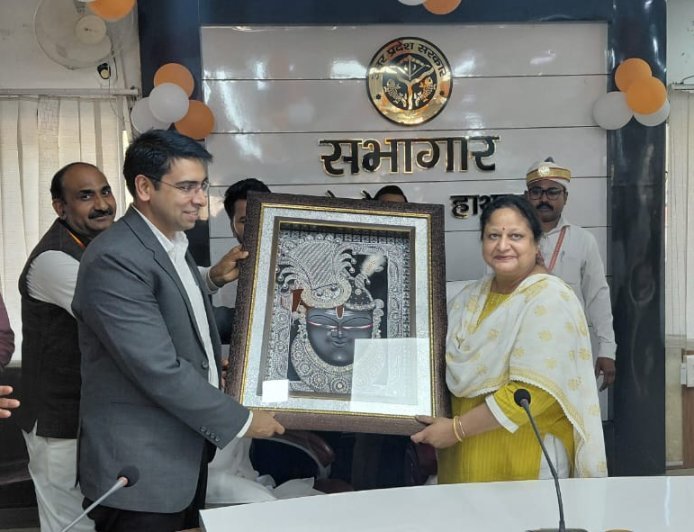 Hathras : आयुक्त अलीगढ़ मंडल ने हाथरस कलेक्ट्रेट का निरीक्षण किया, विभिन्न विभागों को दिए निर्देश