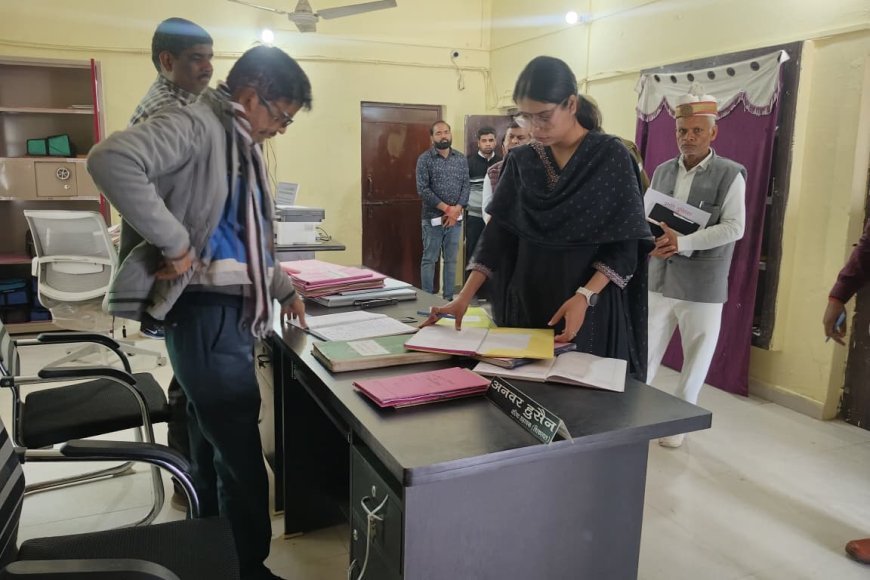 Hardoi : माधौगंज ब्लॉक का मुख्य विकास अधिकारी सान्या छाबड़ा ने किया औचक निरीक्षण, ग्राम विकास अधिकारी निलंबित