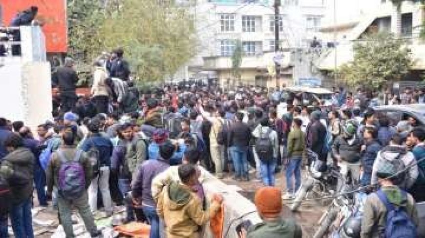 सतना में अडानी ग्रुप के वॉक-इन इंटरव्यू में हजारों बेरोजगारों की भीड़, छत से कूदकर अंदर घुसने की कोशिश, अव्यवस्था से हालात बेकाबू