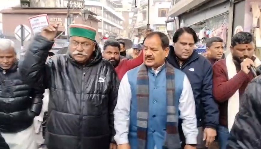 Mussoorie: मसूरी में पटरी व्यापारियों का हक़ी आंदोलन, हरक सिंह रावत ने भाजपा सरकार को घेरा। 