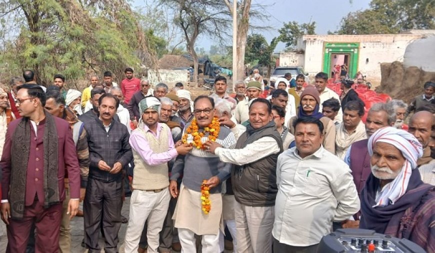 Hathras: पूर्व एमएलसी के नेतृत्व में ट्रामा सेंटर के लिए चल रहे हस्ताक्षर अभियान को मिल रहा अपार जन समर्थन। 