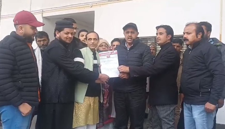 Sambhal: शब-ए-बारात को लेकर सम्भल में सफाई और सुरक्षा की मांग, सपा नेताओं ने सौंपा ज्ञापन। 