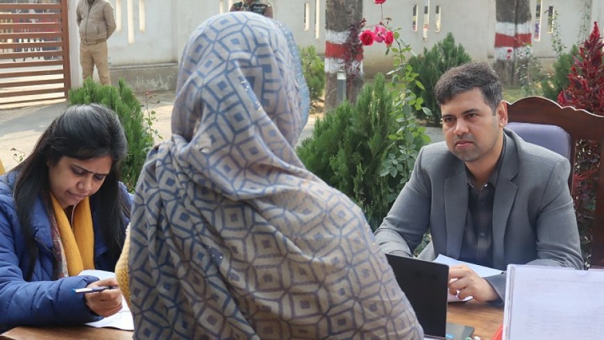 Hardoi: जनता की सुनवाई, त्वरित कार्रवाई: DM अनुनय झा ने 112 शिकायतों पर अधिकारियों को दिए सख्त निर्देश। 