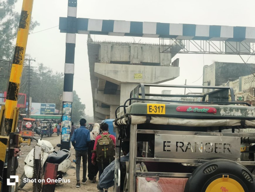 Sitapur : सीतापुर में निर्माणाधीन ओवरब्रिज बने जनता के लिए मुसीबत, जाम और हादसों से हाल बेहाल