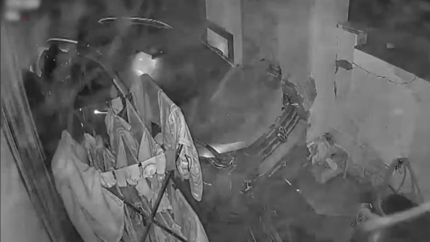 उदयपुर में तेज रफ्तार कार ने घर का गेट तोड़ा- सीसीटीवी में कैद हादसा, कार दीवार से टकराई, चालक फरार