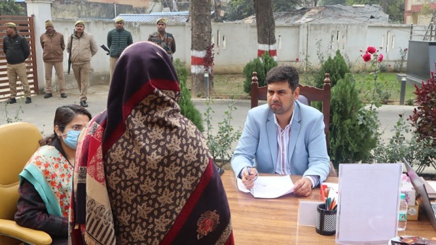 Hardoi: जिलाधिकारी अनुनय झा ने जन सुनवाई में सुनी आमजन की समस्याएं, 59 शिकायतों का त्वरित निस्तारण के दिए निर्देश।