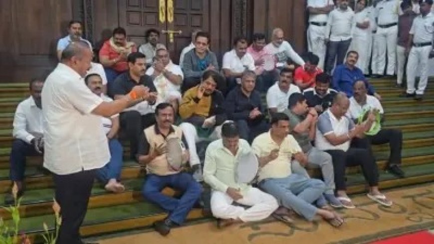 कर्नाटक विधानसभा में भाजपा जेडीएस ने रात भर धरना दिया, एक्साइज मंत्री तिम्मापुर के इस्तीफे की मांग।