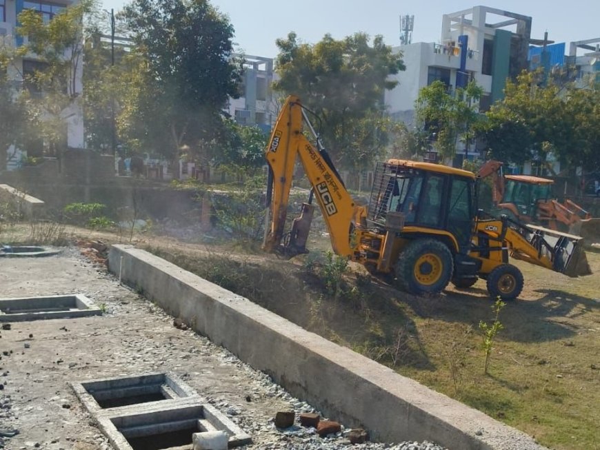 Lucknow : विभूतिखण्ड में रोहताश प्रेसिडेंशियल की पार्किंग में बने अवैध रेस्टोरेंट ध्वस्त 