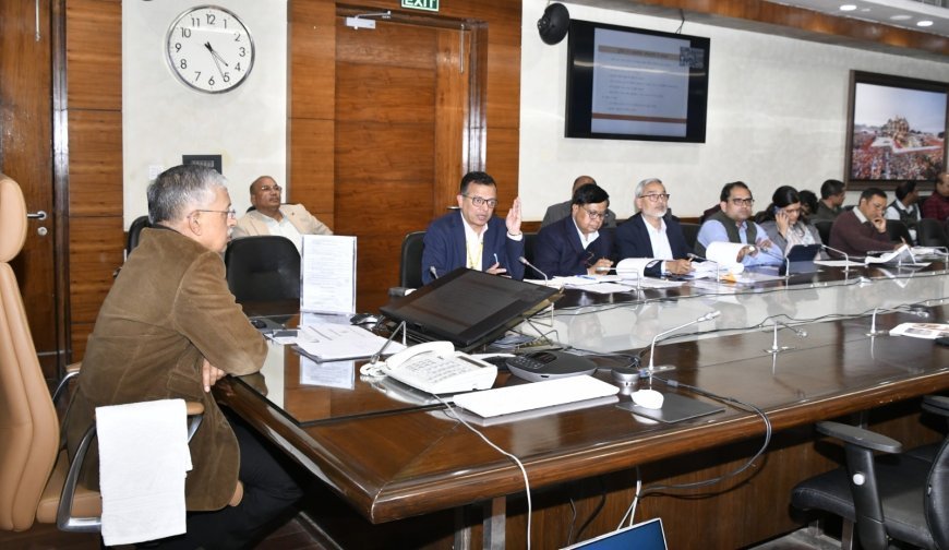 Lucknow : उत्तर प्रदेश में मुख्य सचिव एस पी गोयल ने यूपी बोर्ड परीक्षाओं को नकलविहीन बनाने के सख्त निर्देश दिए