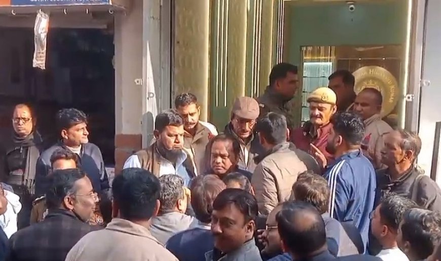 Sambhal: सम्भल में सर्राफा व्यापारी के यहां GST टीम का छापा, सात घंटे चली कार्रवाई से मचा हड़कंप।