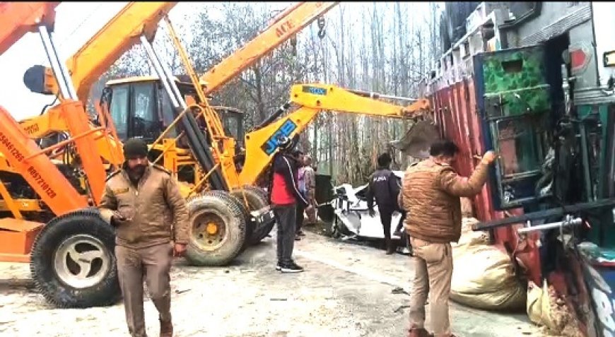 Bajpur:  दर्दनाक सड़क हादसा- भूसे से भरा ट्रक कार के ऊपर पलटा, नीचे दबकर कार चालक की मौत। 