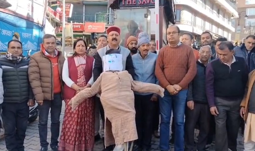 Mussoorie: संसद में टिप्पणी को लेकर भाजपा कार्यकर्ताओं का आक्रोश, मसूरी में राहुल गांधी का पुतला दहन। 