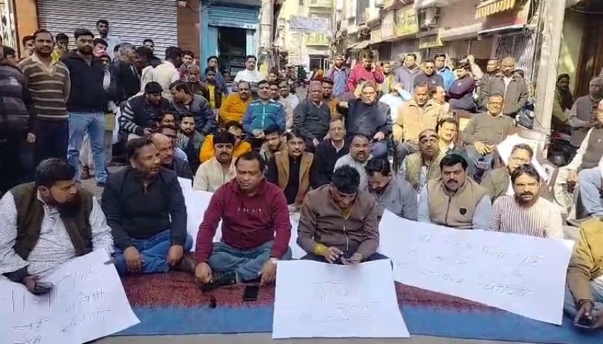 Sambhal: GST छापों के खिलाफ सर्राफा व्यापारियों का बाजार बंद, बोले– “जांच के नाम पर उत्पीड़न, भय के माहौल में ठप हुआ कारोबार। 