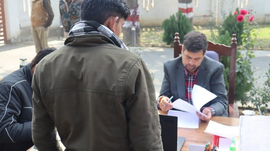 Hardoi: जिलाधिकारी अनुनय झा ने जन सुनवाई में सुनी जनता की 50 शिकायतें, दिए त्वरित निस्तारण के निर्देश। 