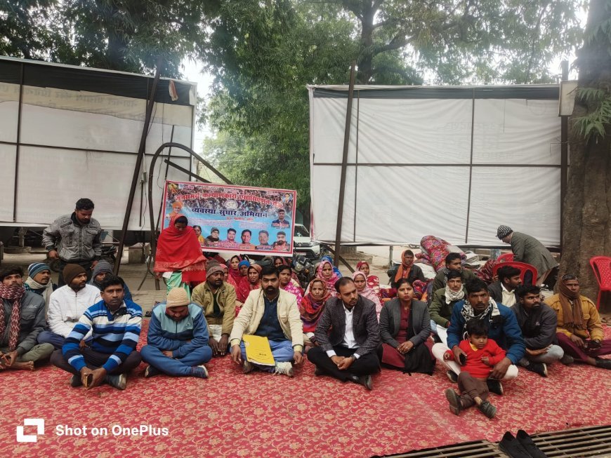 Sitapur : सामुदायिक शौचालय केयर टेकरों का धरना, वर्षों से मानदेय और रख-रखाव राशि नहीं मिलने का आरोप