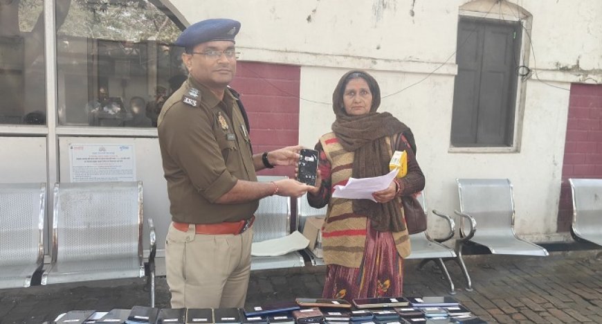 Hardoi: हरदोई पुलिस ने तीन महीनों में 125 खोए मोबाइल फोन ढूंढकर लौटाए, मोबाइल पाकर चेहरे खिले। 