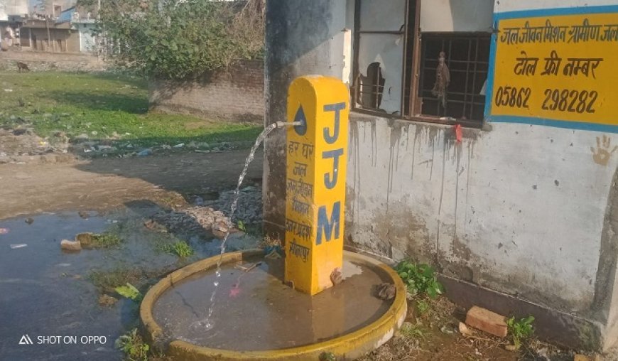 Sitapur: जल जीवन मिशन की पोल खोलती तस्वीर: खैराबाद के सलेमपुर अली राजा में टंकी से बहता रहा पानी, फर्जी सर्वे व मिलीभगत का आरोप। 