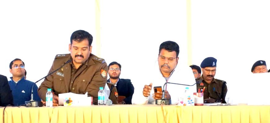 Sitapur : मुख्यमंत्री के प्रस्तावित कार्यक्रम के लिए डीएम और एसपी ने पुलिसकर्मियों को संयुक्त ब्रीफिंग दी