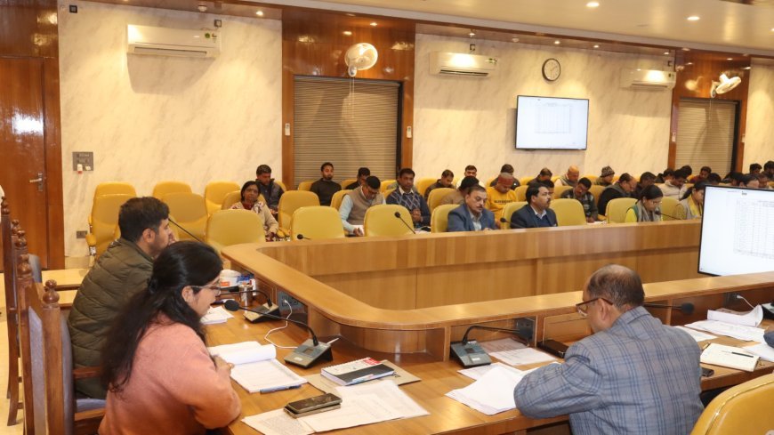 Hardoi : हरदोई में विकास कार्यों की समीक्षा बैठक, जिलाधिकारी ने दिए समयबद्ध पूर्ण करने के निर्देश