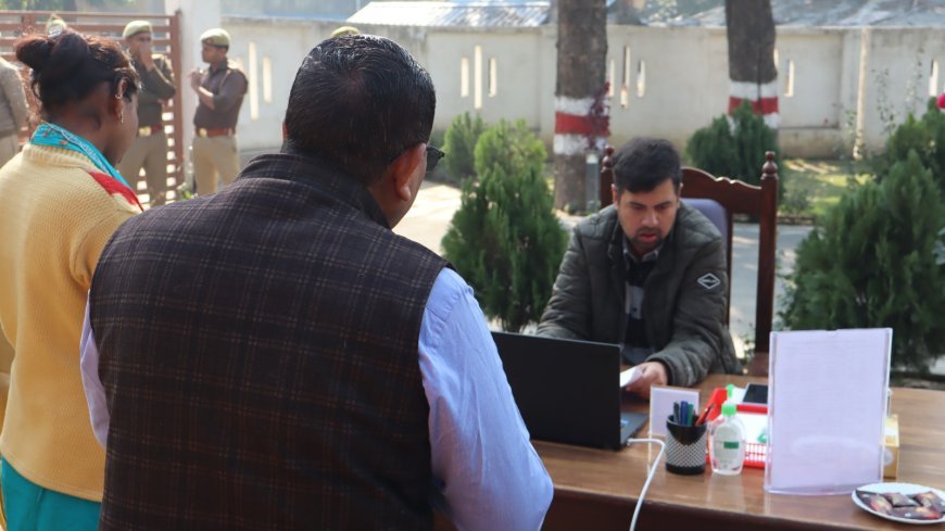 Hardoi : जन सुनवाई में जिलाधिकारी ने सुनी 81 शिकायतें, त्वरित निस्तारण के दिए निर्देश