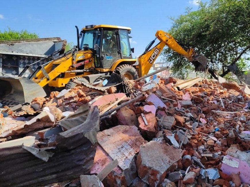 Deoband : कब्रिस्तान पर जेसीबी से कब्जे की कोशिश का आरोप, पीड़ितों ने एसएसपी से मांगी कार्रवाई