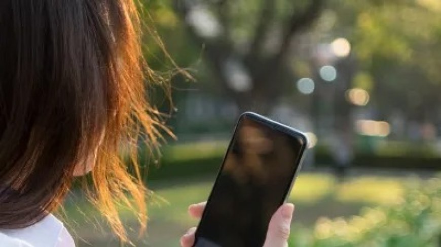 बेटी ने मां की निजी तस्वीरें बॉयफ्रेंड को भेजीं, मौसी की नहाते हुए फोटो भी शेयर की, पुलिस में केस दर्ज।