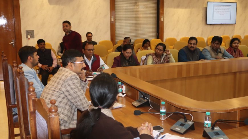 Hardoi : हरदोई में आयुक्त ने विशेष प्रगाढ़ पुनरीक्षण अभियान की समीक्षा की