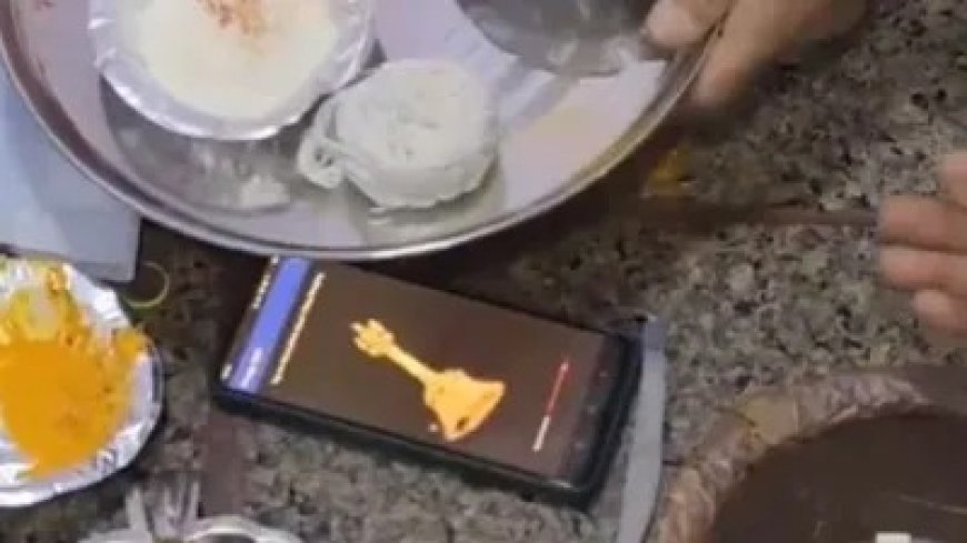 सोशल मीडिया पर वायरल हो रहा पंडित जी का टेक्नोलॉजी से पूजा कराने का अनोखा तरीका, लोग हैरान।